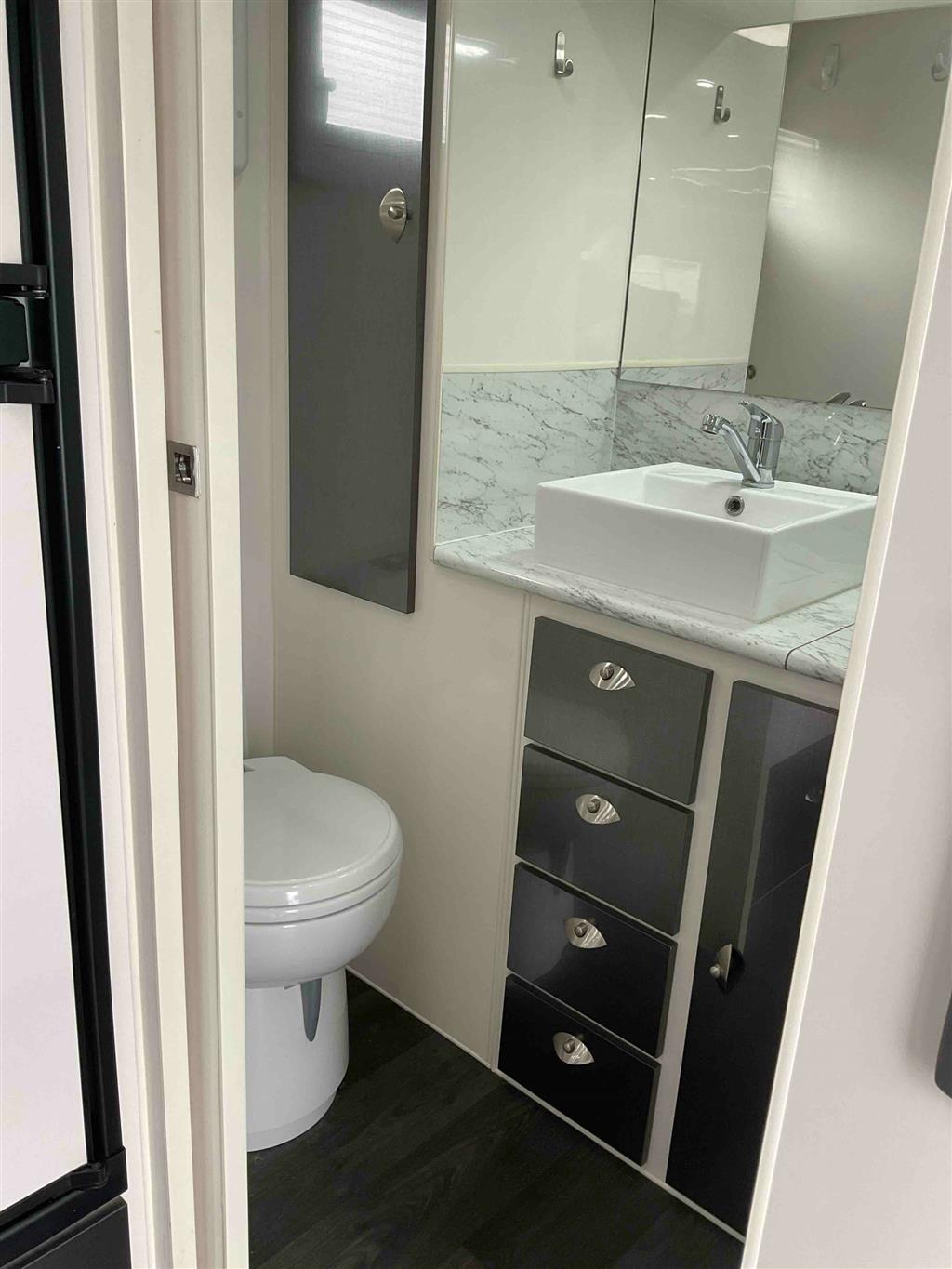 2021 SILVER VALLEY HUNTER CARAVAN SINGLE BEDS