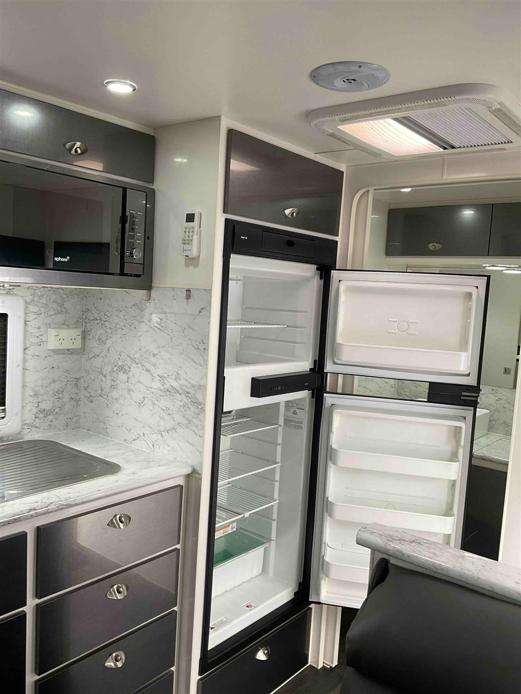 2021 SILVER VALLEY HUNTER CARAVAN SINGLE BEDS