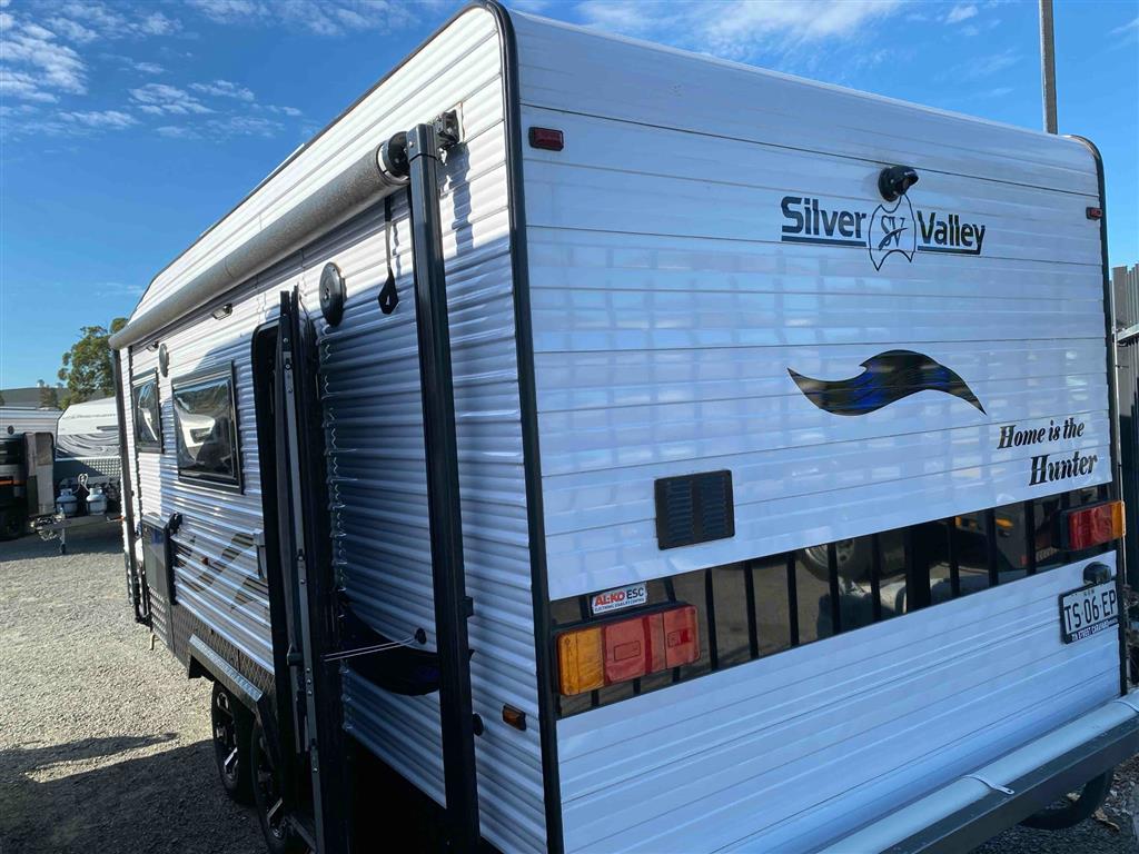 2021 SILVER VALLEY HUNTER CARAVAN SINGLE BEDS