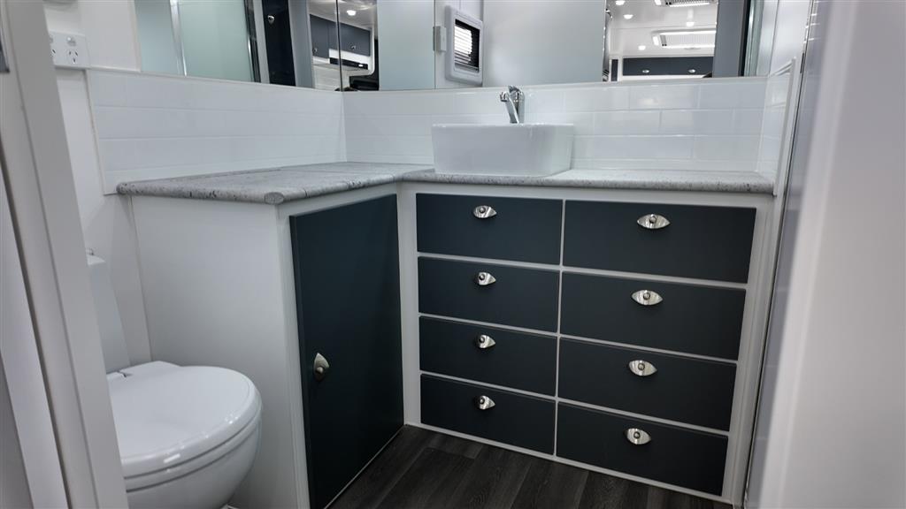 2025 SILVER VALLEY HEPBURN Caravan