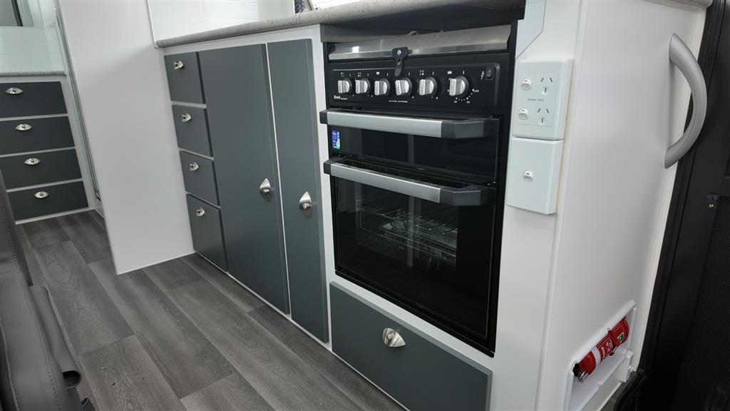 2025 SILVER VALLEY HEPBURN Caravan