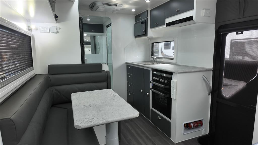 2025 SILVER VALLEY HEPBURN Caravan