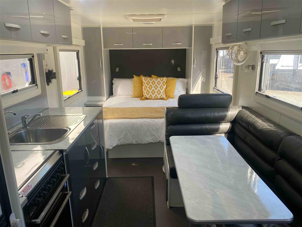2017 LEADER PALLADIUM Caravan Family