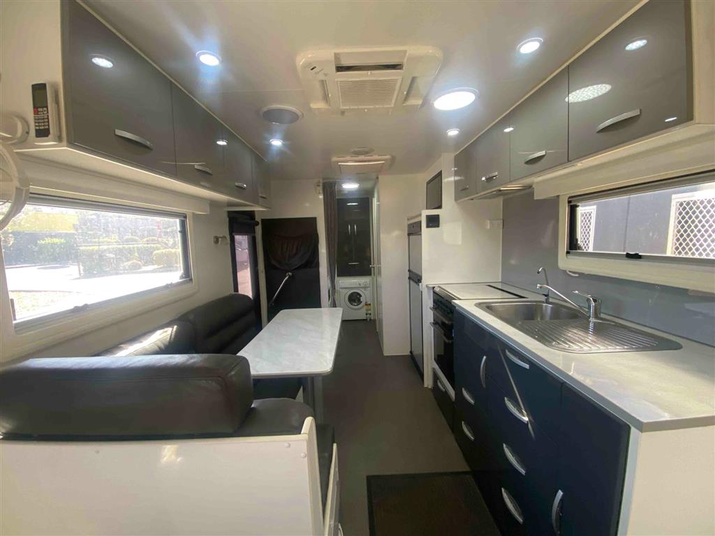 2017 LEADER PALLADIUM Caravan Family