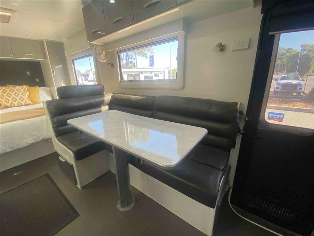 2017 LEADER PALLADIUM Caravan Family