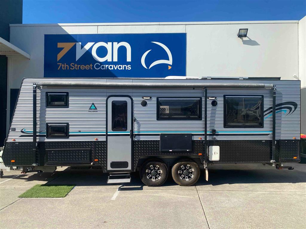 2017 LEADER PALLADIUM Caravan Family