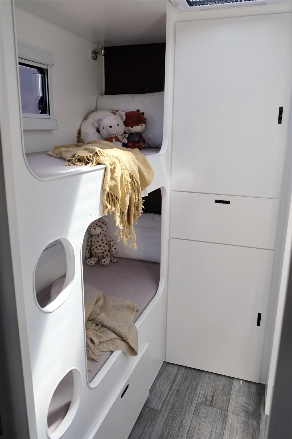 2025 HURRICANE RV FAMILY TUFF RIDER Caravan 2 Bunks