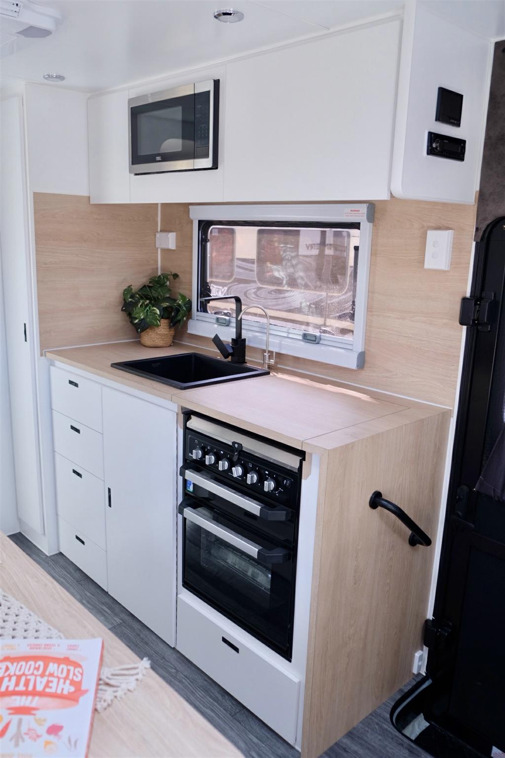 2025 HURRICANE RV FAMILY TUFF RIDER Caravan 2 Bunks